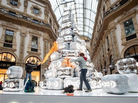 Vernice sull'albero di Gucci in Galleria a Milano, l'azienda dopo il 